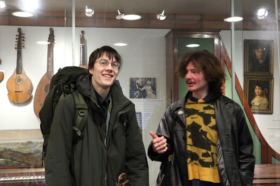 Laban og Fredrik st&aring;r foran en vegg med instrumentet