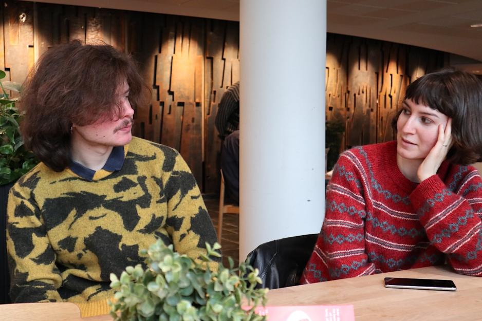 Laban og en venn sitter i kantina og snakker