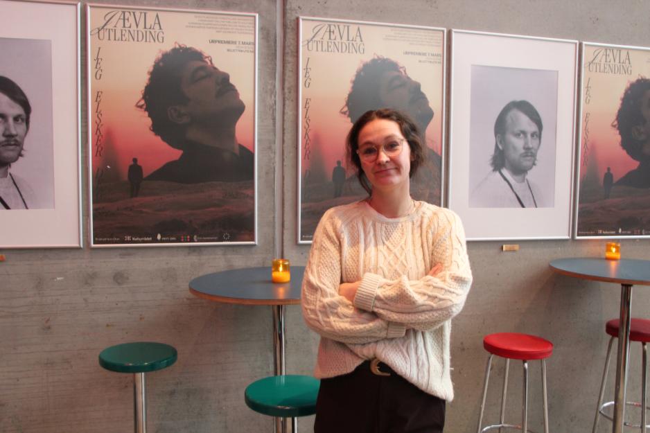 Markedssjef p&aring; Vega Scene foran postere.