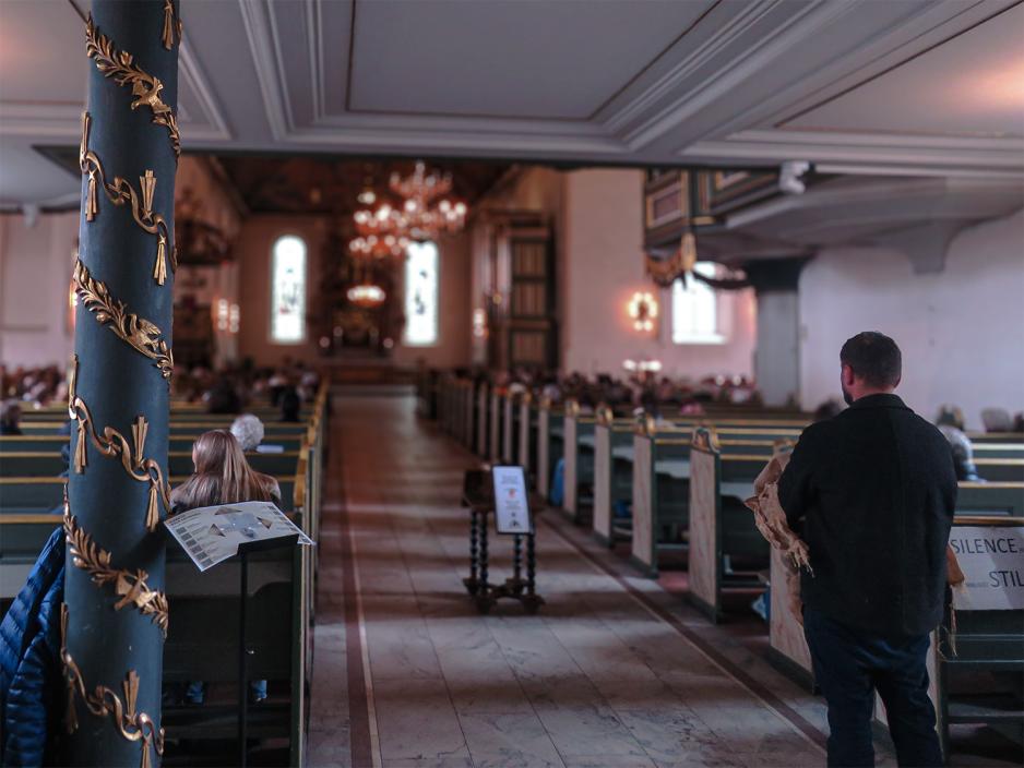 I gangen i Oslo domkirke st&aring;r en svartkledd mann.