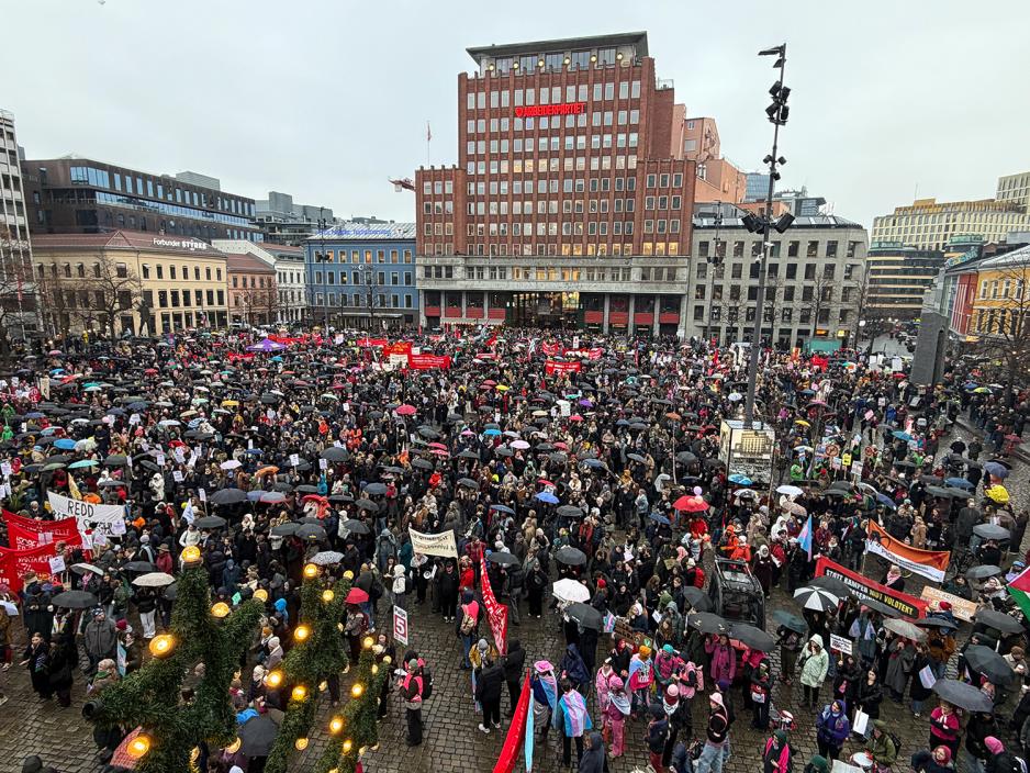 Et hav av plakater og mennesker p&aring; Youngstorget 8. mars. 