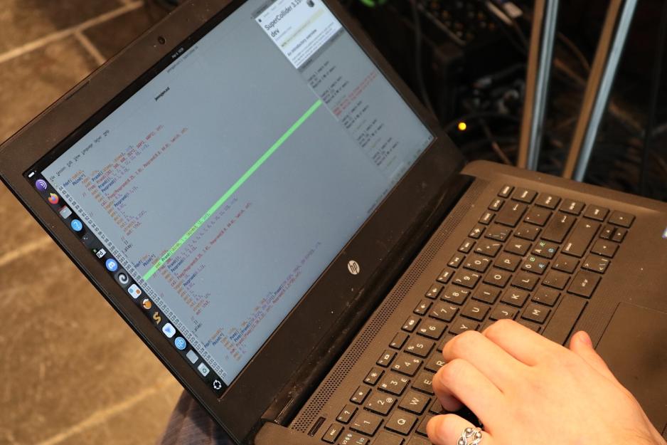 Laban programmerer musikk p&aring; datamaskinen