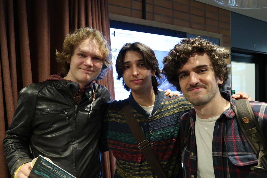 Isak, Nadim og Stefano smiler i kameraet. 