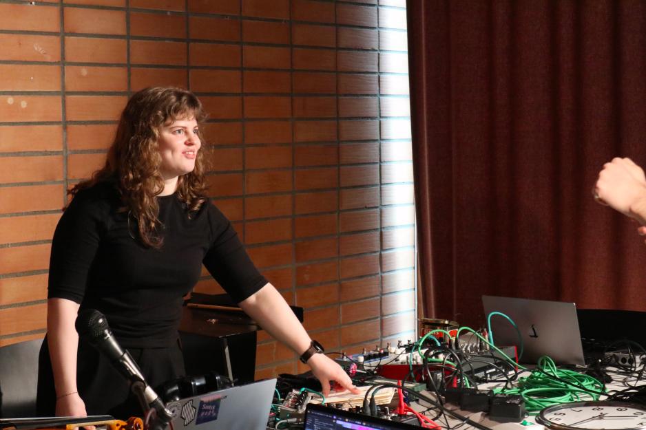 Torbj&oslash;rg rigger utstyr f&oslash;r Sonisk hage