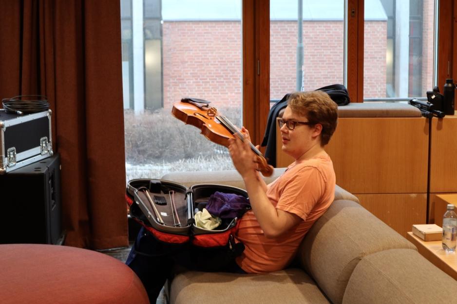 Hjalmar har et instrument i fanget under rigging