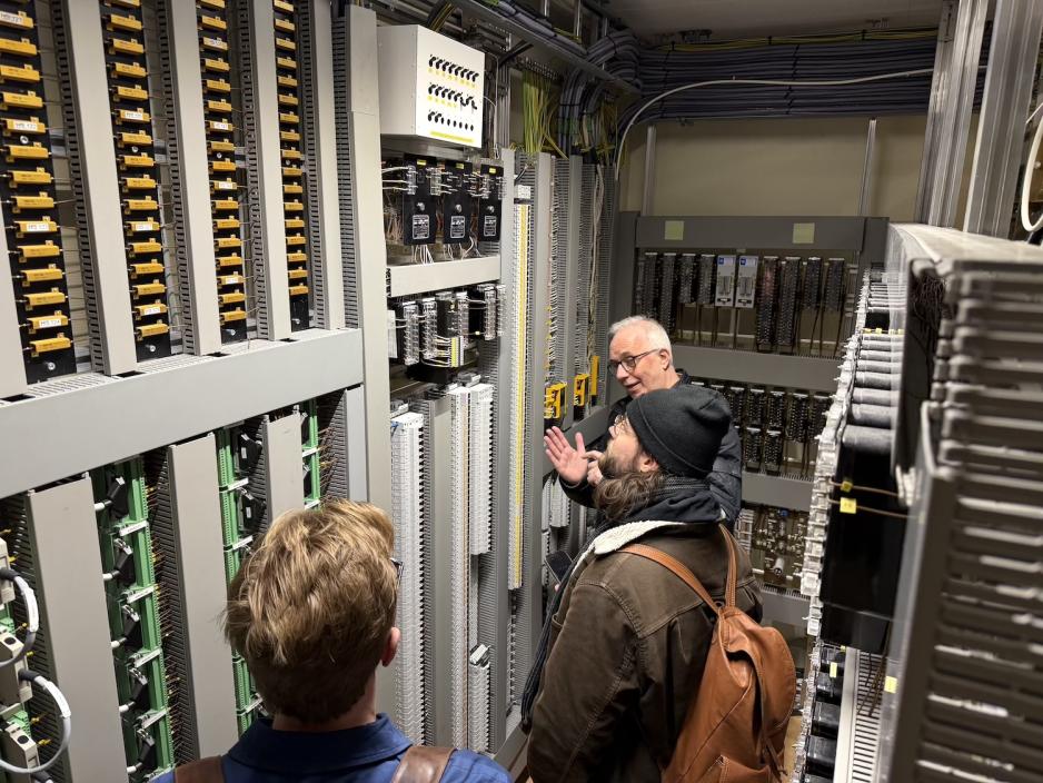 Kjell Holte viser journalistene hvordan signalanlegget fungerer i praksis. 