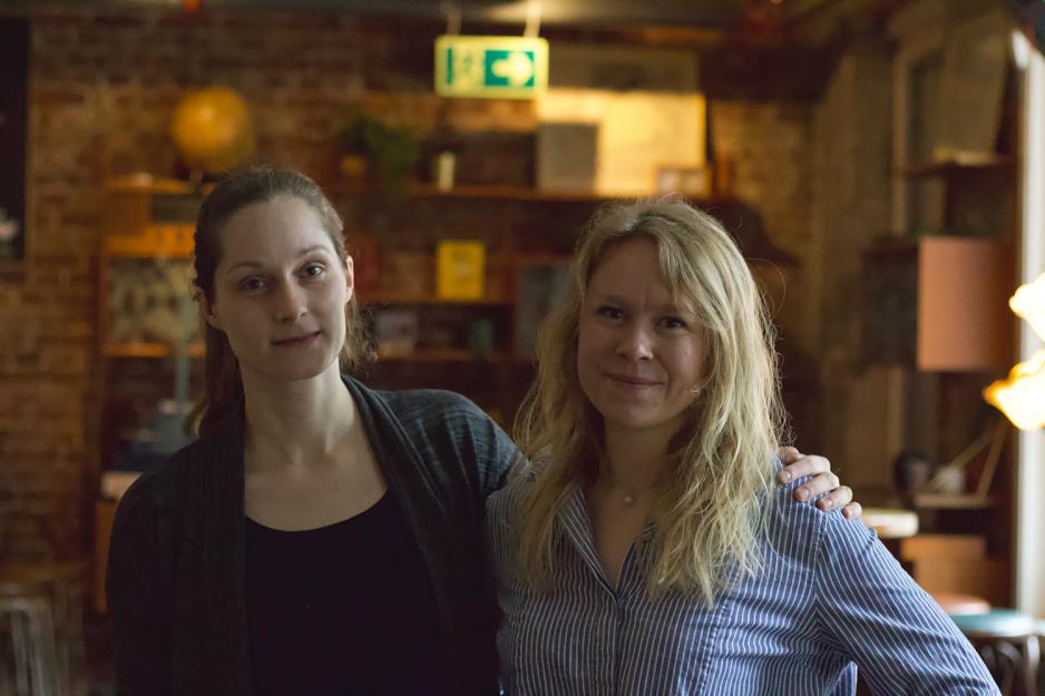 Her ser du Turid Neby Berge og Siv Mari Aurdal som forsker p&aring; alternativer til Torv