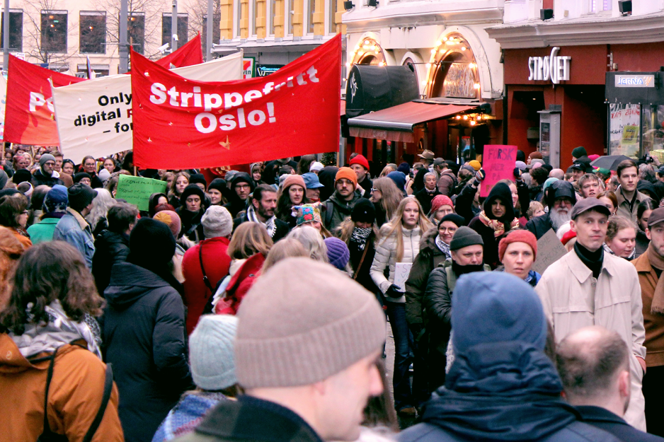 Parolen Strippefritt Oslo blant folk i 8. mars toget