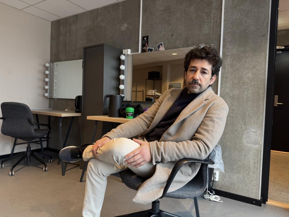 Skuespiller Talabani sitter avslappet backstage f&oslash;r forestilling