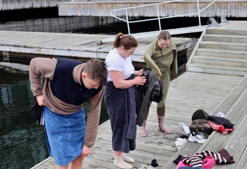 Ida, Oda og simen st&aring;r p&aring; bryggen p&aring; Tjuvholmen og kler p&aring; seg etter et bad