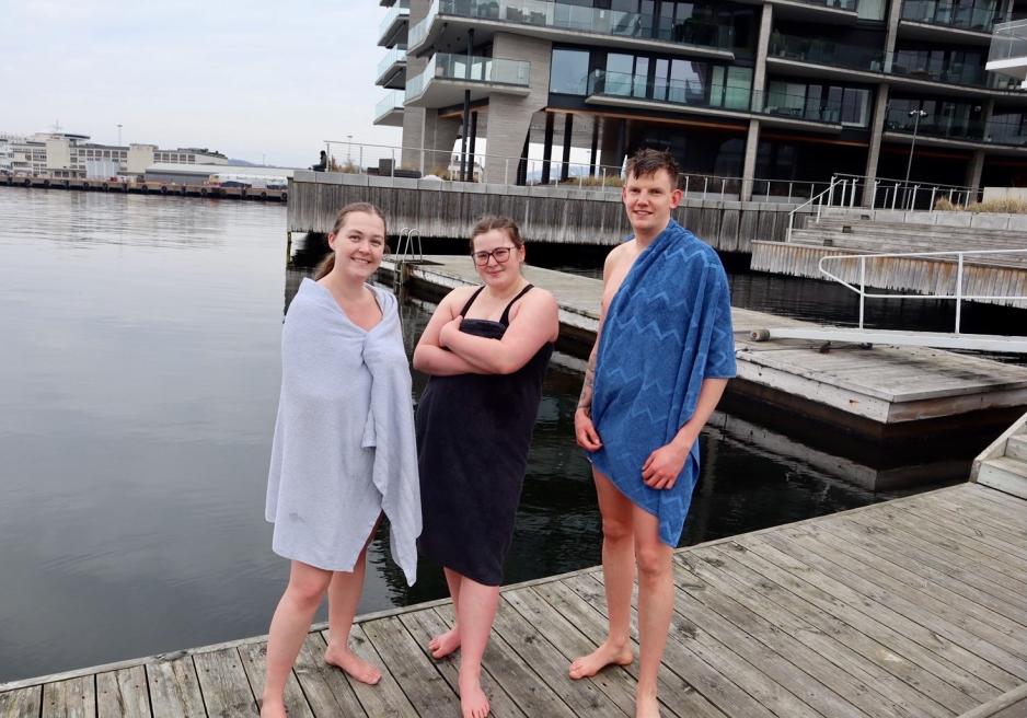 Ida, Oda og simen st&aring;r p&aring; bryggen p&aring; Tjuvholmen