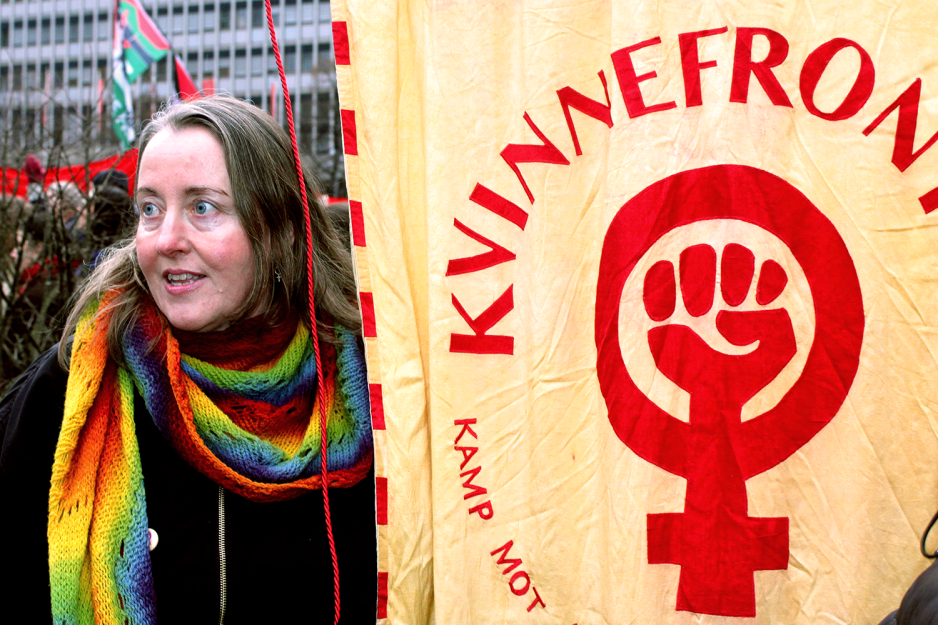Trude Koksvik Nilsen fra Kvinnefronten st&aring;r vedsiden av banneret deres. Logoen har et kvinnetegn med en knyttneve, over st&aring;r teksten kvinnefronten