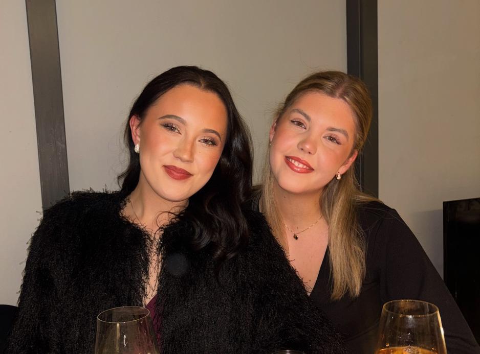 To unge studenter som studerer til &aring; bli barnehagel&aelig;rere