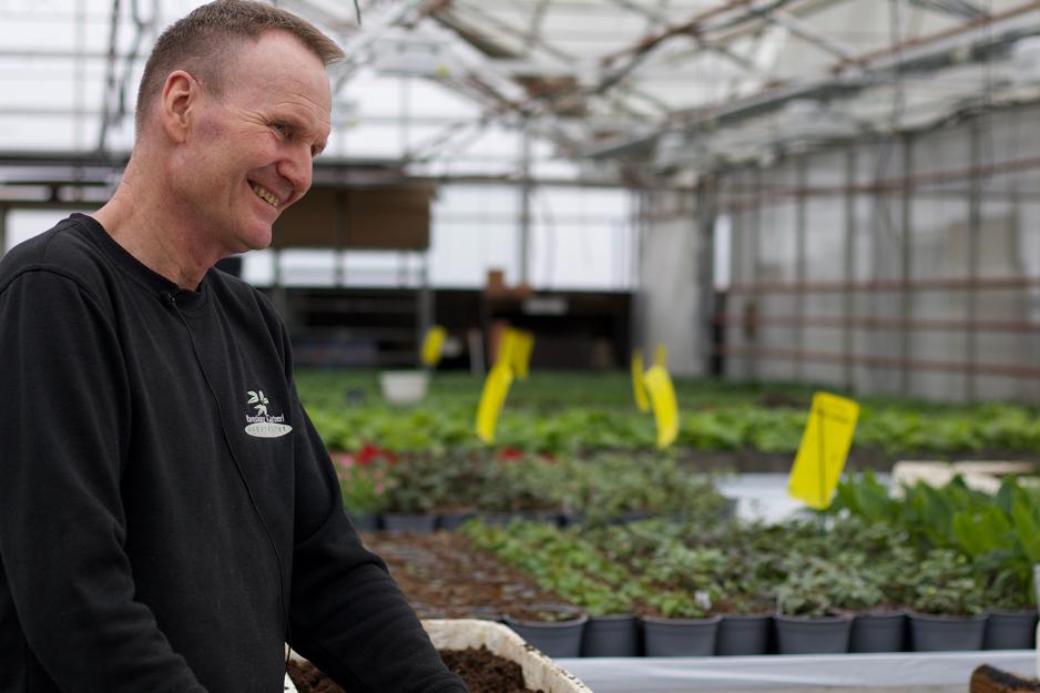 Espen Ravnsborg inne i drivhuset