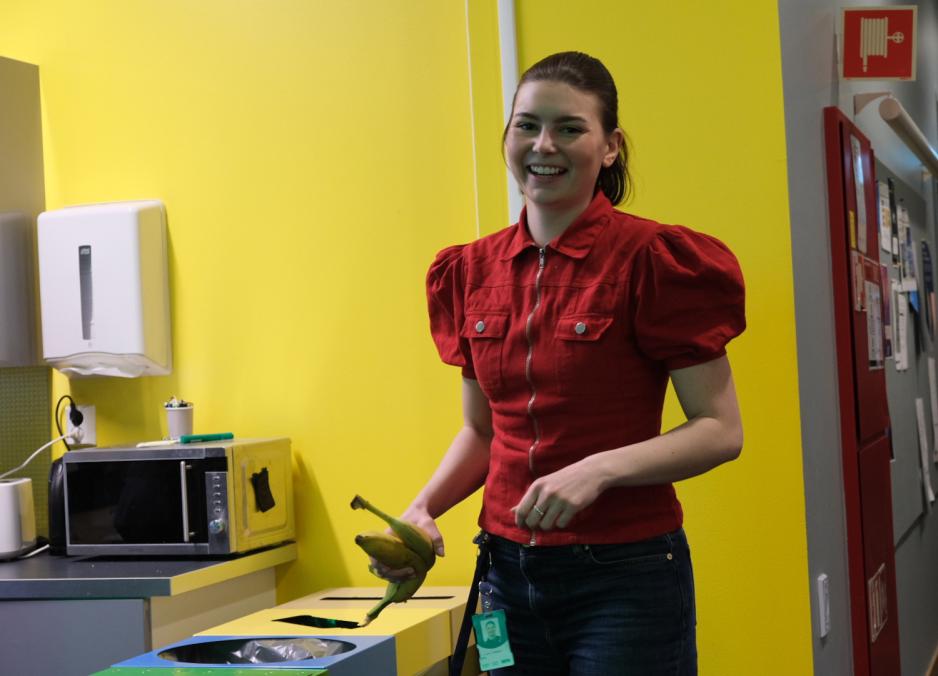 Hedda Gundersen Gullikstad inne p&aring; kj&oslash;kkenet p&aring; kontoret sitt p&aring; NRK