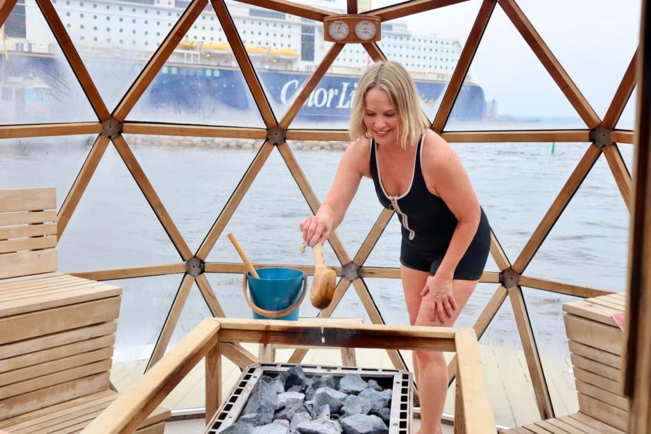 Anne heller vann p&aring; steinene i badstuen