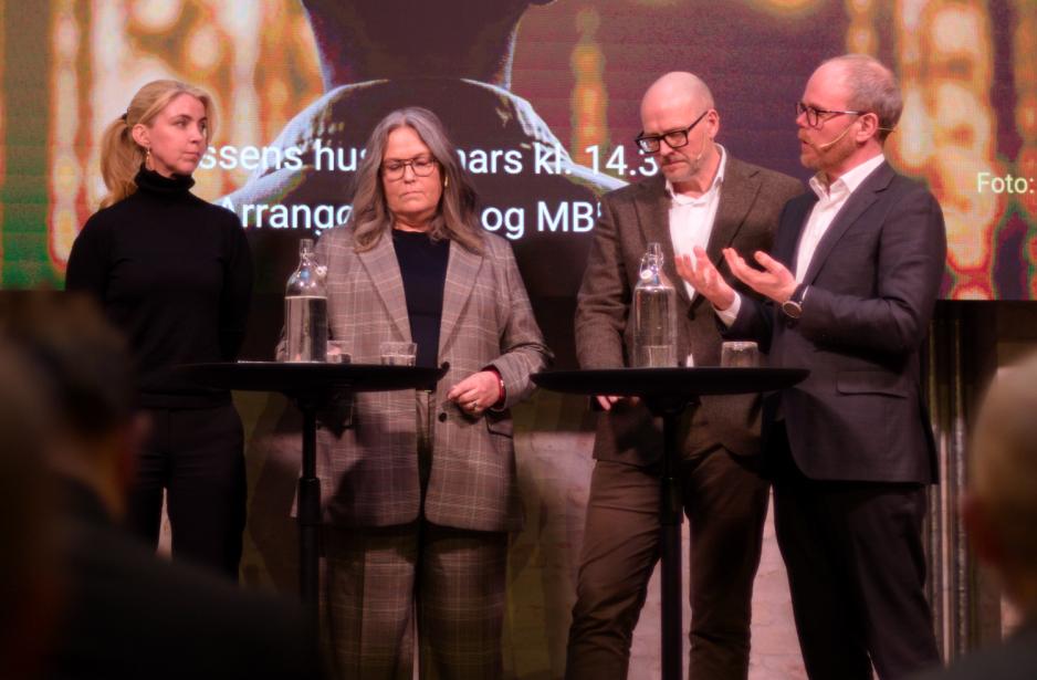 Gard Steiro p&aring; scenen i Pressens hus
