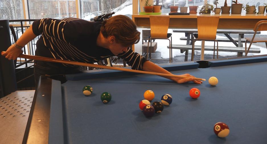 Gutt spiller biljard 