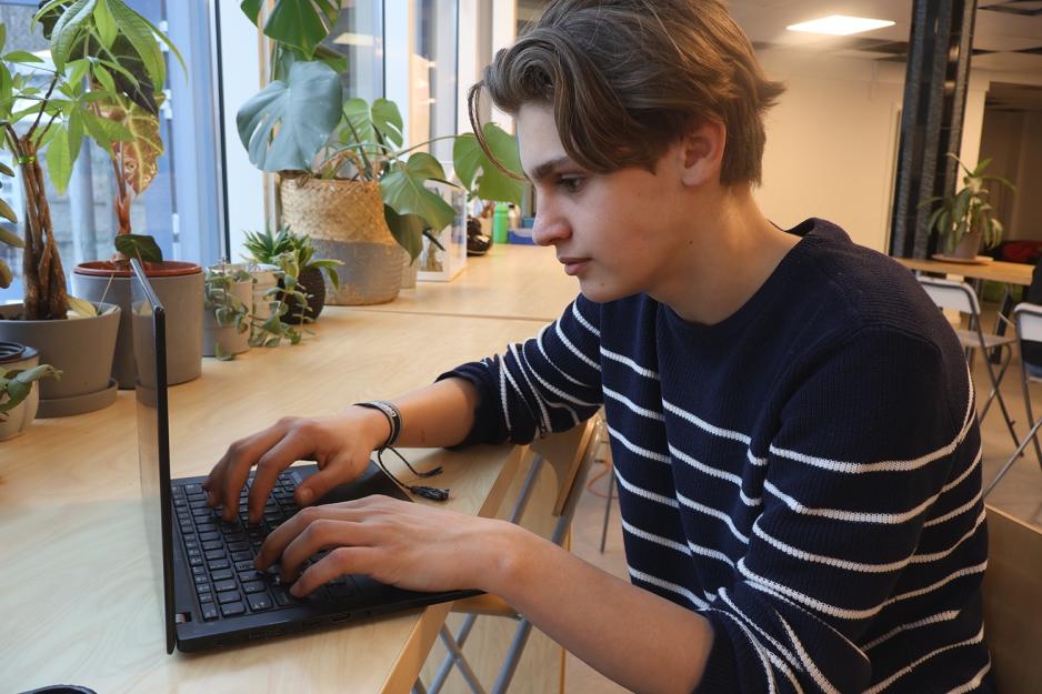 Gutt ser p&aring; laptop