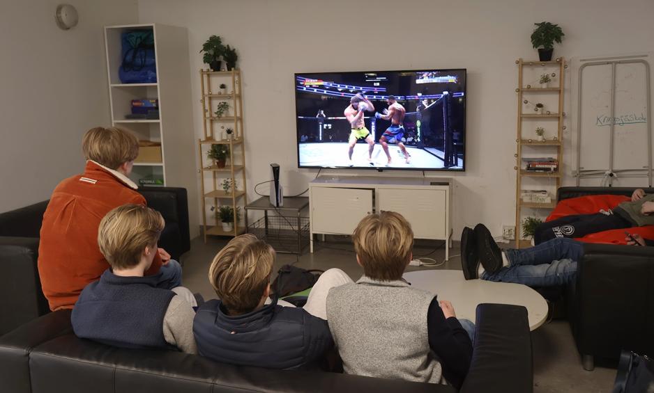 Gutta spiller tv-spill