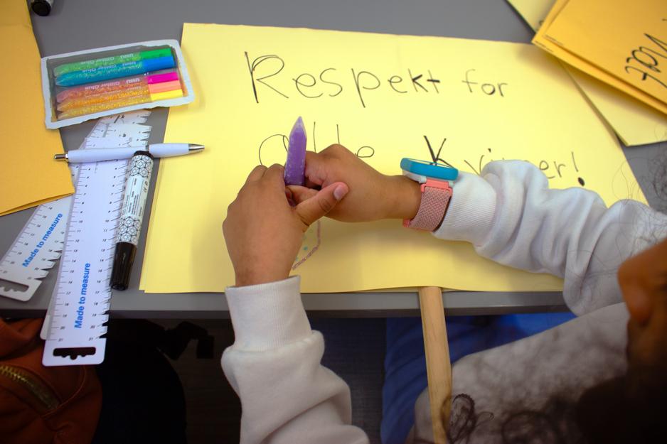 barn som lager plakat med: respekt for alle kvinner!