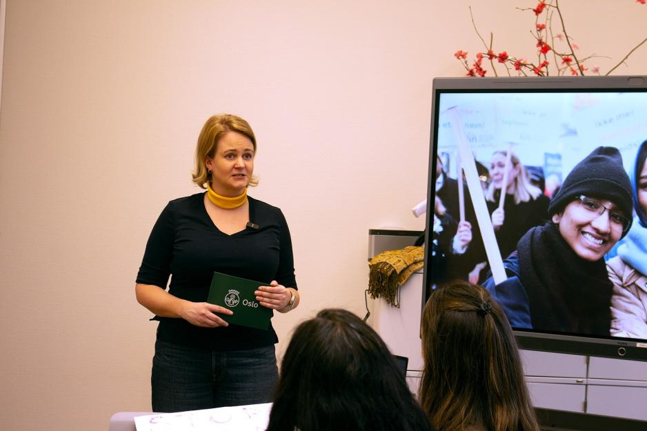 Julianne byr&aring;d for sosiale tjenester holder tale p&aring; m&oslash;te p&aring; kvinnedagen