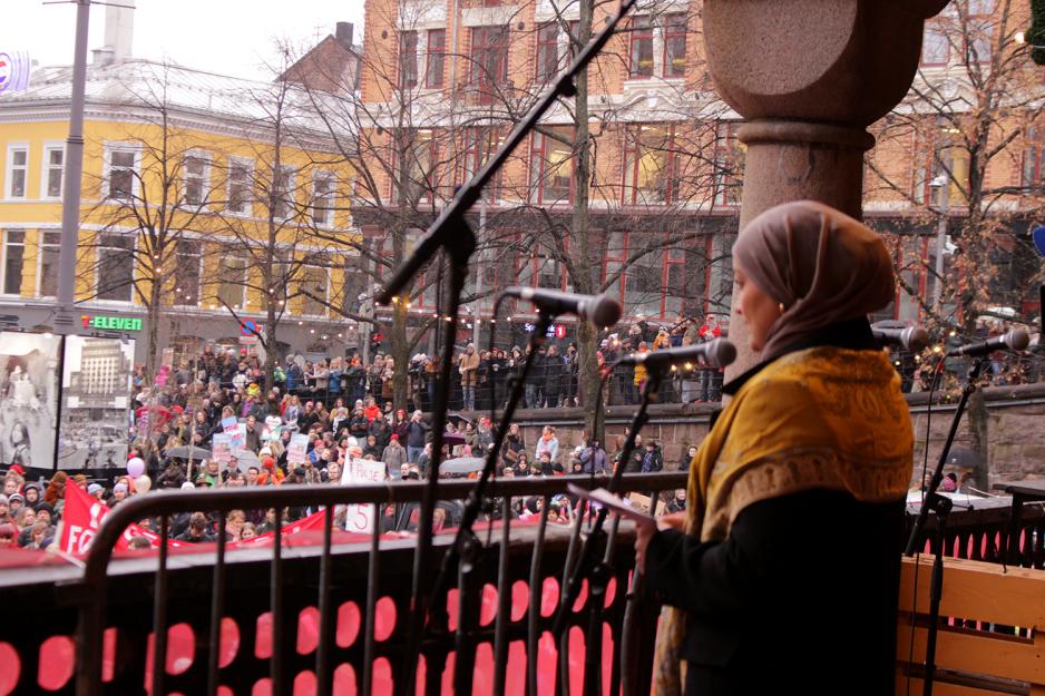 Rabia Musavi holder taler foran fullstappet youngstorget p&aring; kvinnedagen