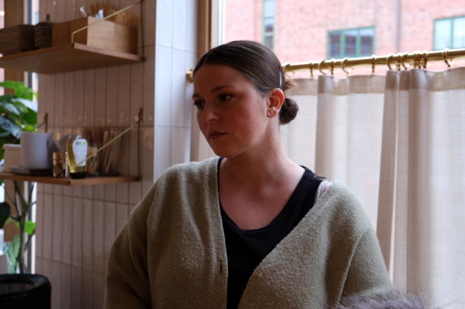 Sunniva Tillson ser seri&oslash;st ut i luften 