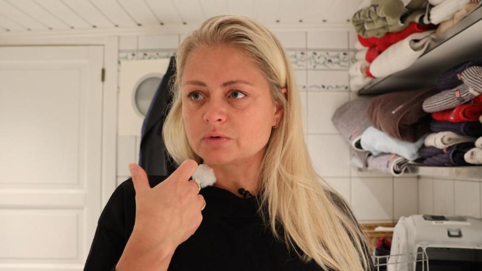 Trine Ramb&oslash;l st&aring;r i kjellerbadet sitt og forklarer noe.