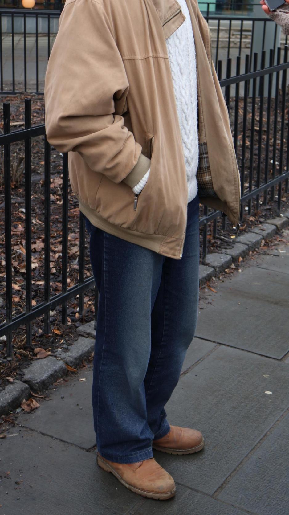 antrekksbilde: hvit genser, brun v&aring;rjakke, m&oslash;rkebl&aring; jeans og brune vintersko