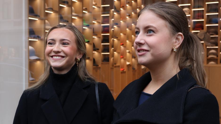 to jenter blir intervjuet. En smiler, en snakker.