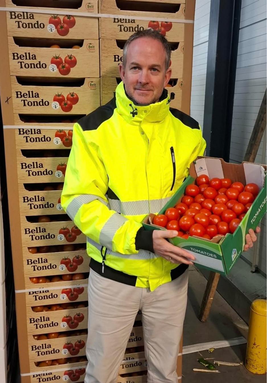 Andr&eacute; Stoltenberg holder tomater og ser i kamera. 