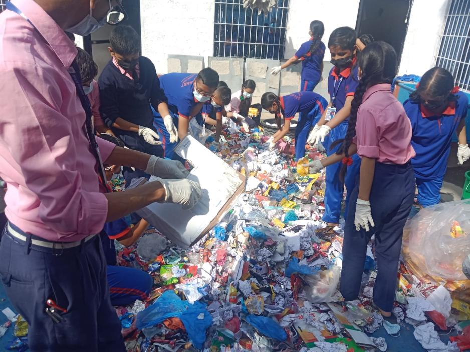 Barn som jobber med s&oslash;ppel i Nepal