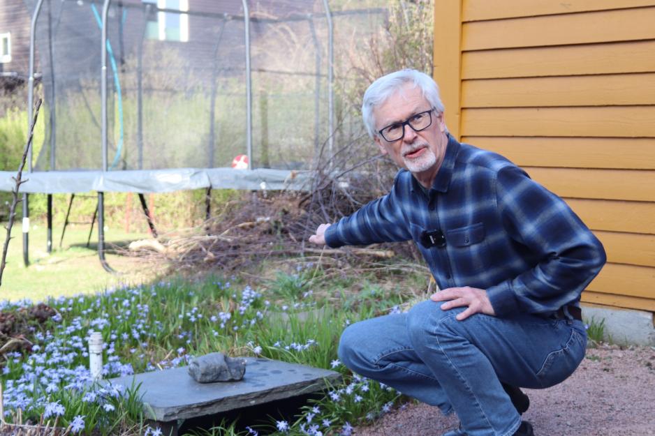 Mann som viser frem et regnbed 