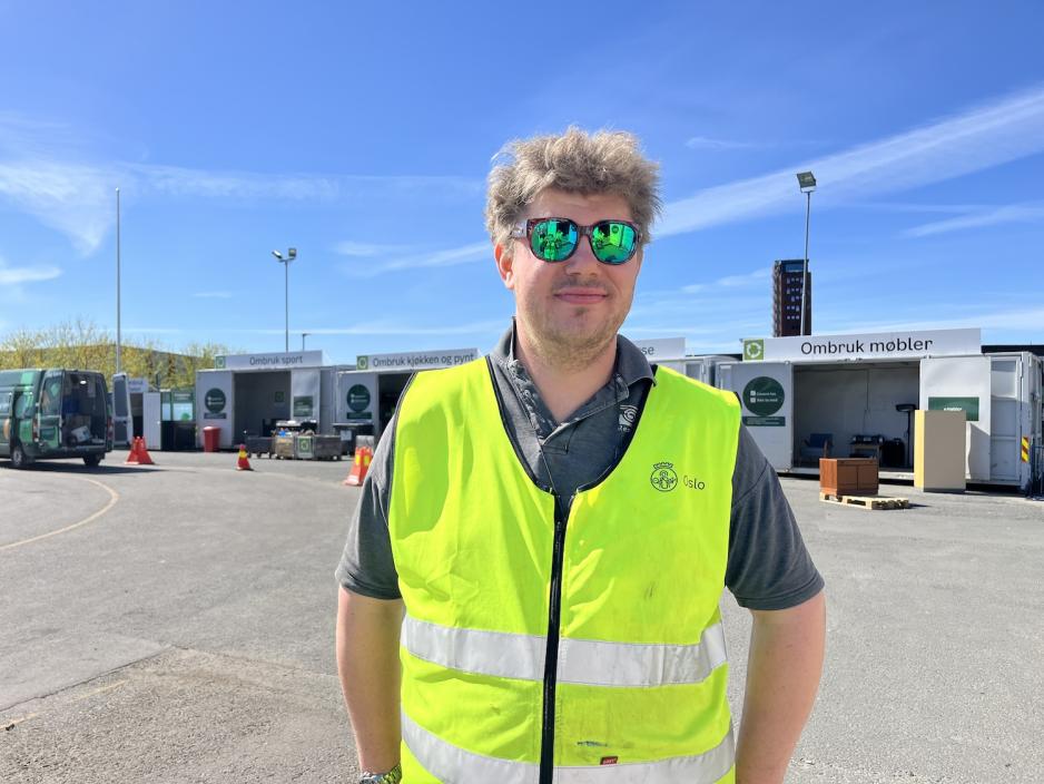 Victor Berg i gul vest p&aring; gjenvinningsstasjon 