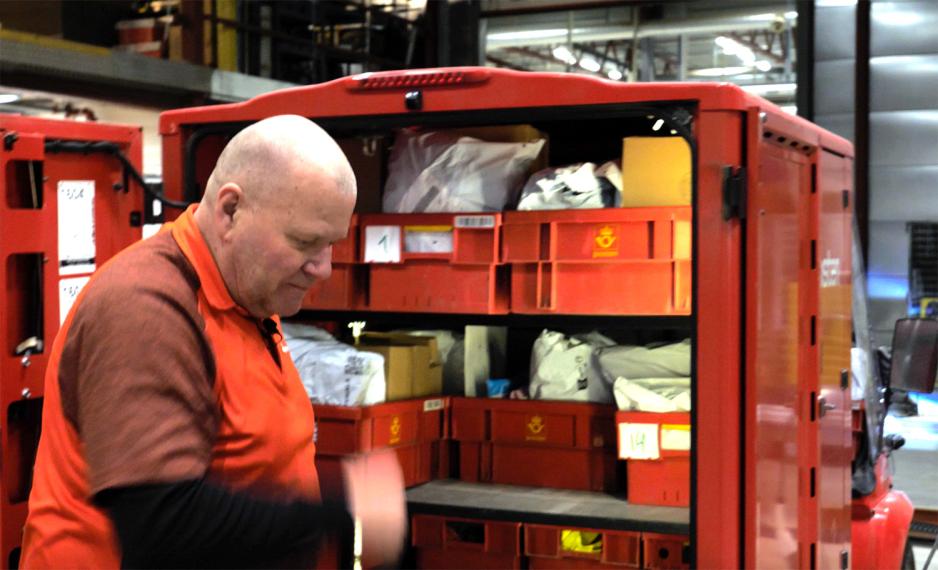 mann post r&oslash;d bil