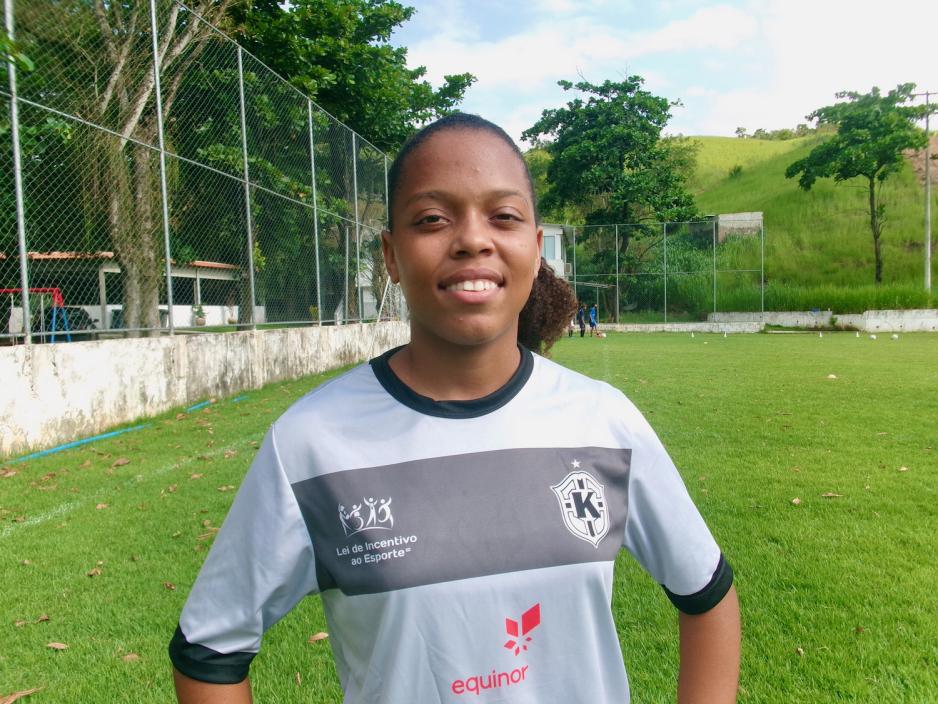 Camilly Victoria Ferreira Chaves st&aring;r p&aring; en fotballbane i Rio.