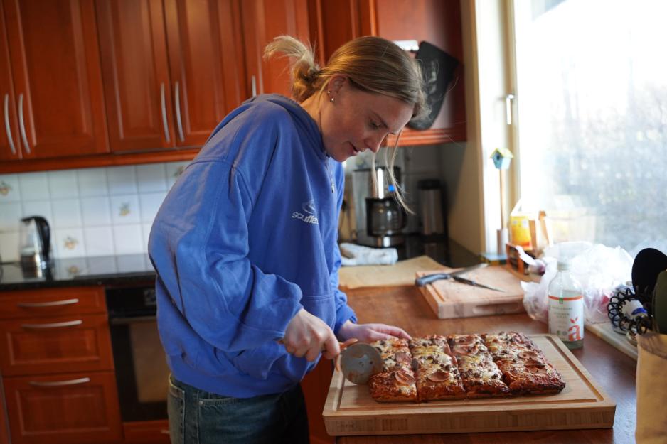 Anne skj&aelig;rer Pizza