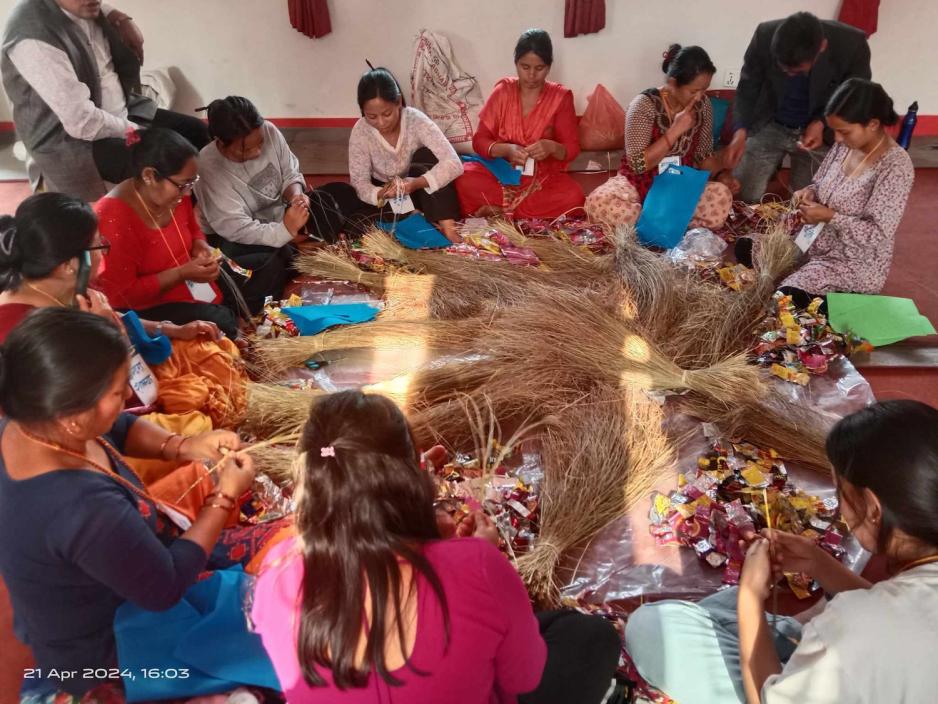 Damer som jobber med s&oslash;ppel i Nepal