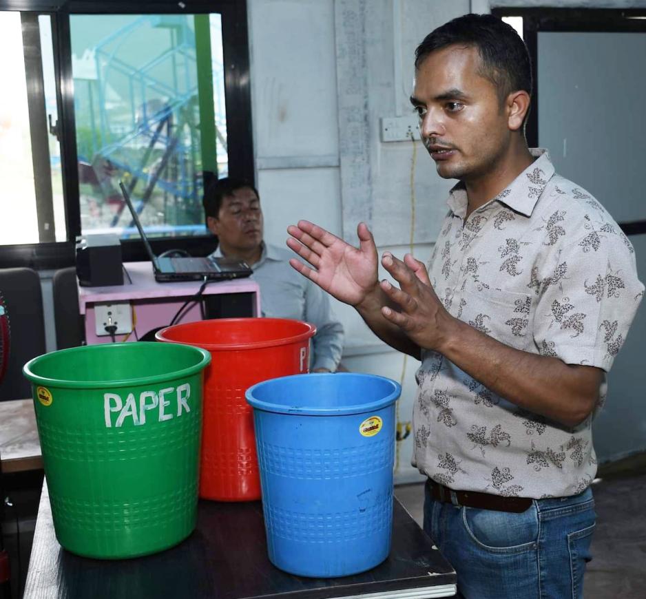 Devendra Adhikari som forklarer hvordan man sorterer