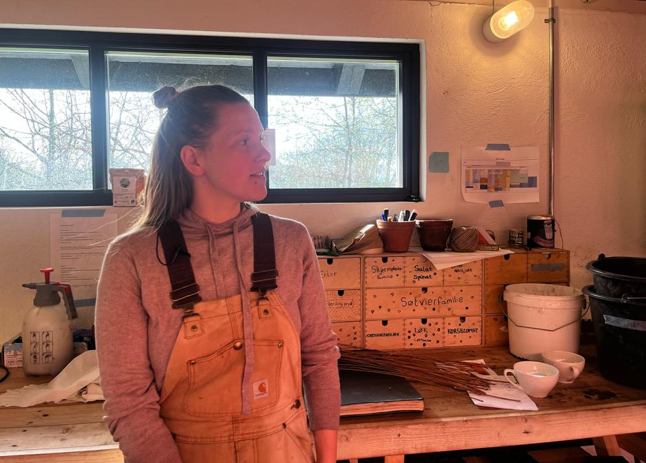 Hanne Rekve ser til h&oslash;yre og st&aring;r inne i et varehus