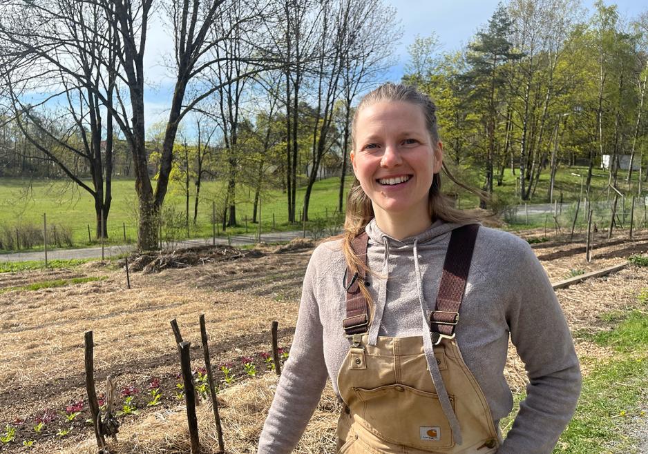 Hanne Rekve smiler til kameraet mens hun g&aring;r langs en kj&oslash;kkenhage. 