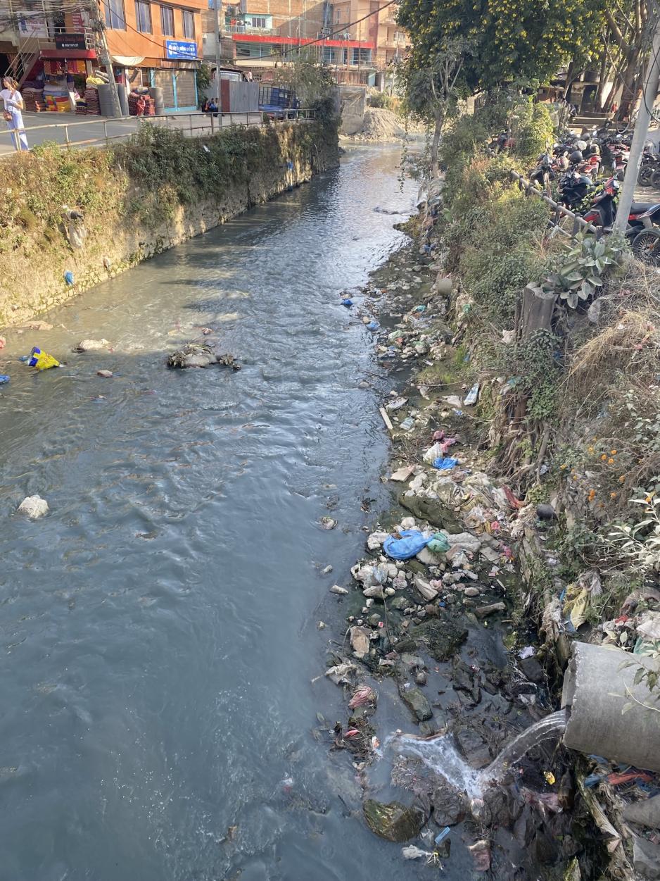 Elv i Nepal med s&oslash;ppel