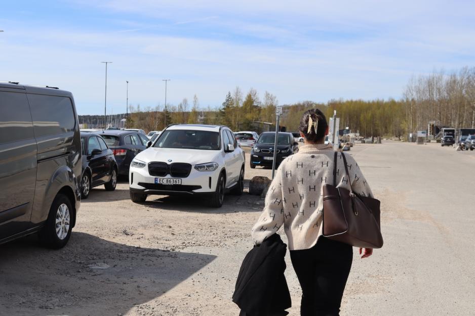 jente g&aring;r mot bilen 