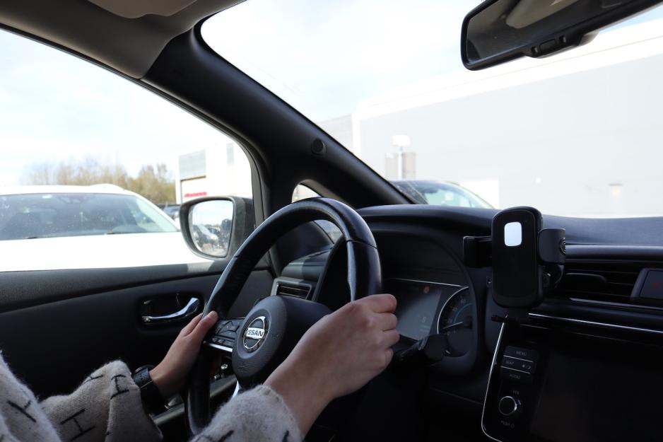 hender som holder p&aring; rattet til en bil