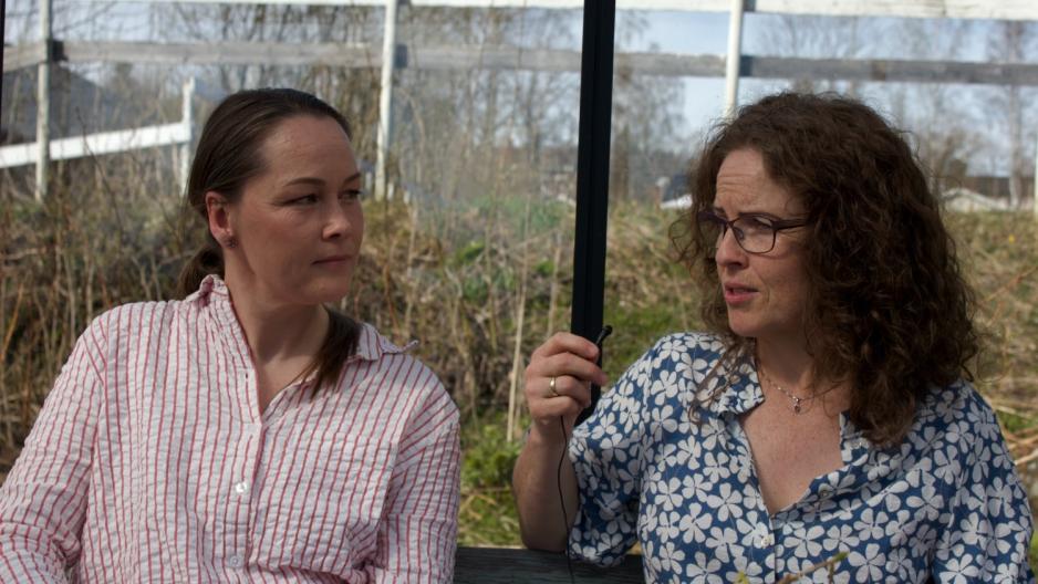 Rina og Hilde snakker sammen