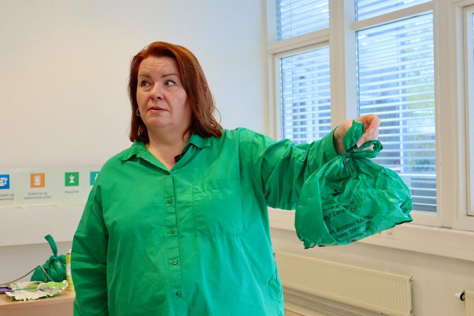 Kvinne viser frem en gr&oslash;nn s&oslash;ppelpose.