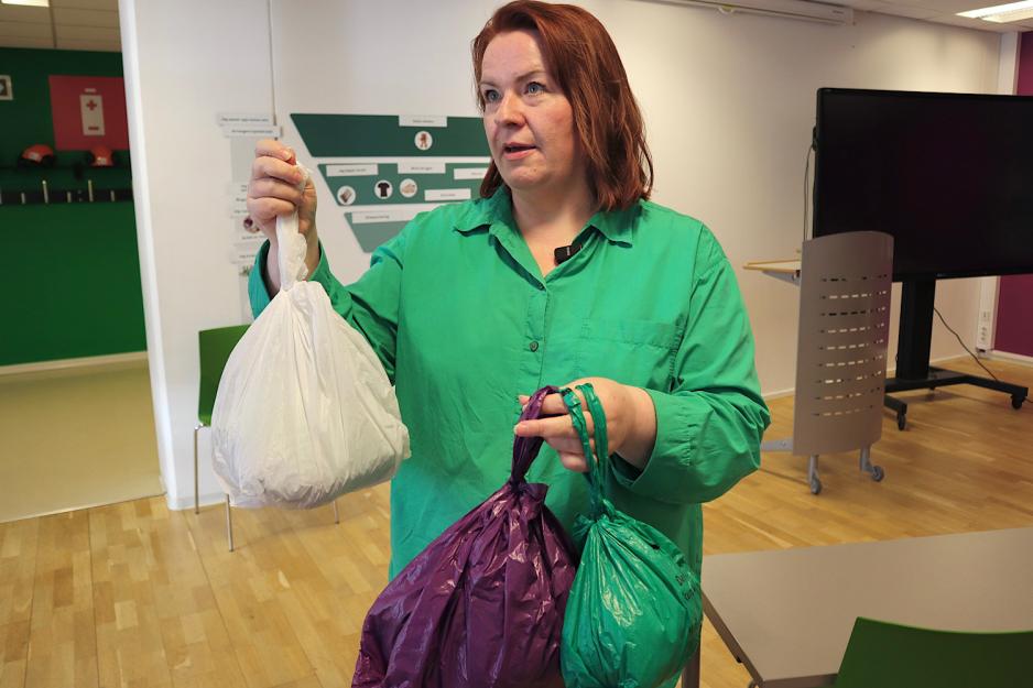 Kvinne viser frem en s&oslash;ppelposer.