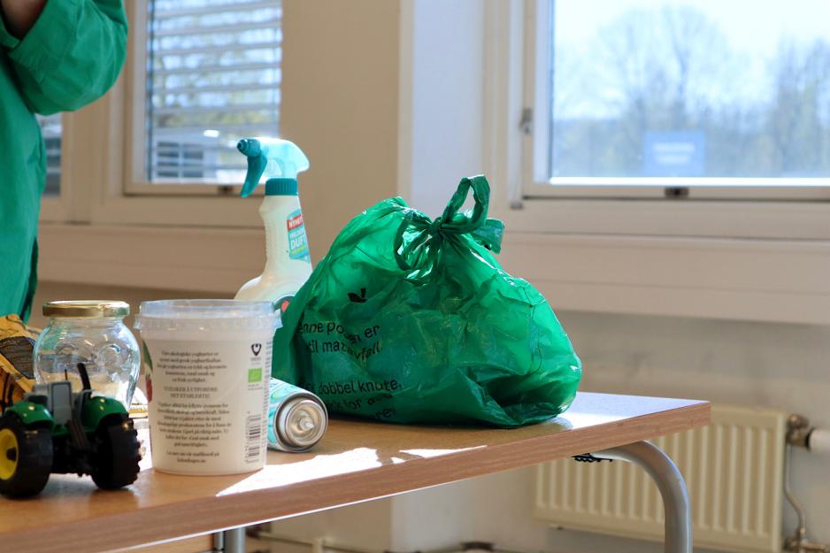 En gr&oslash;nn s&oslash;ppelpose p&aring; bordet.