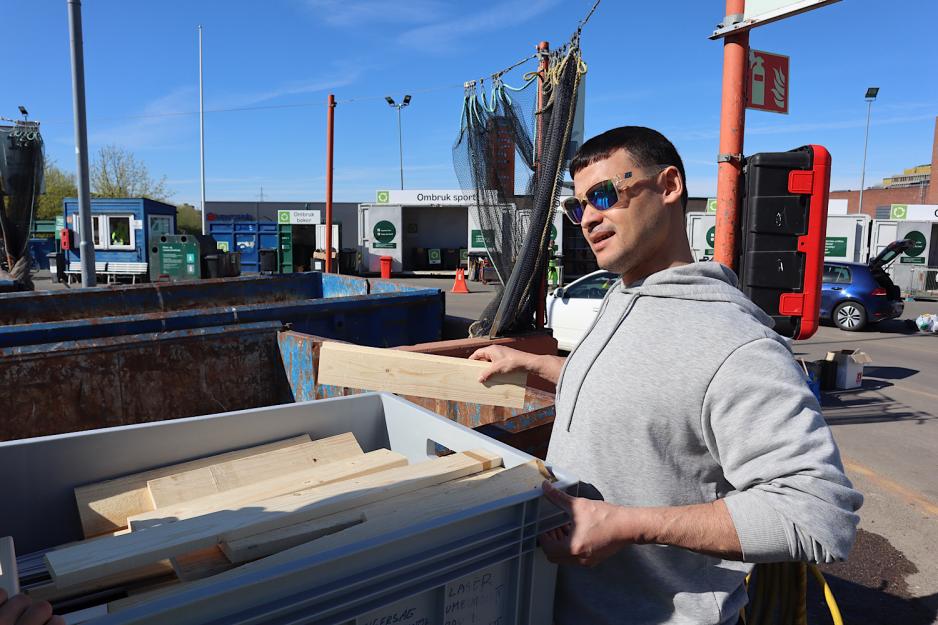 Mann kaster metallr&oslash;r.